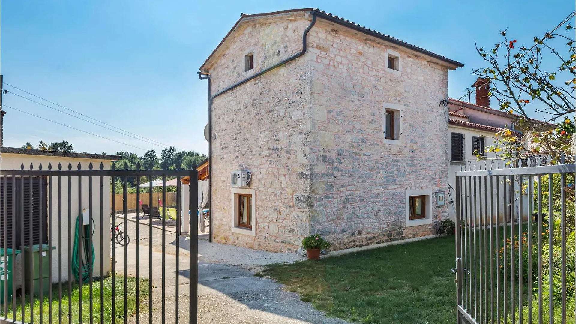 3 Bedroom Beautiful Home In Svetvincenat 0*,